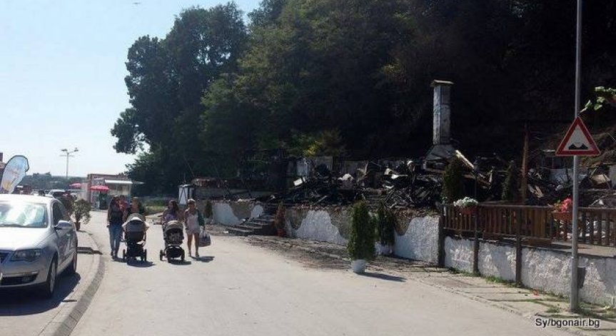Механа на плажната алея във Варна изгоря почти до основи