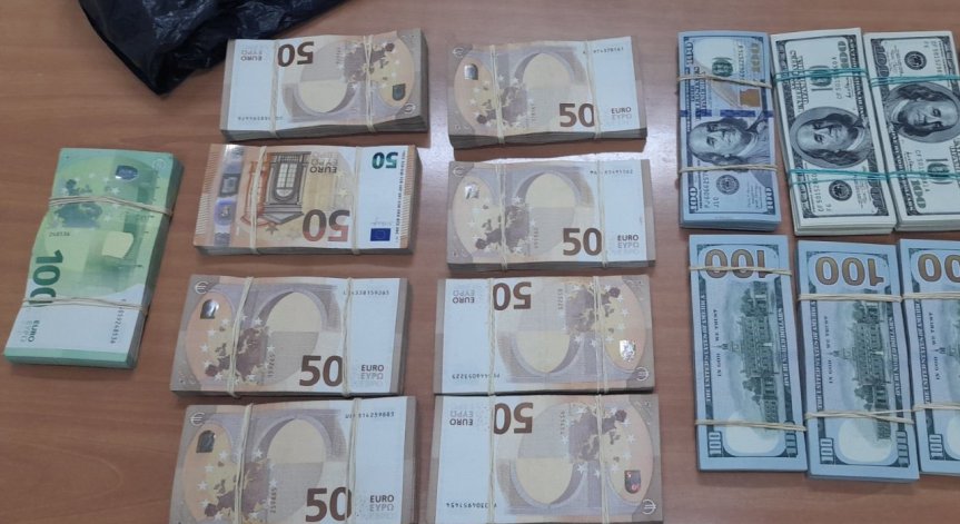 Митничари откриха $100 000 и €50 000 в камион, скрити между ябълки и круши