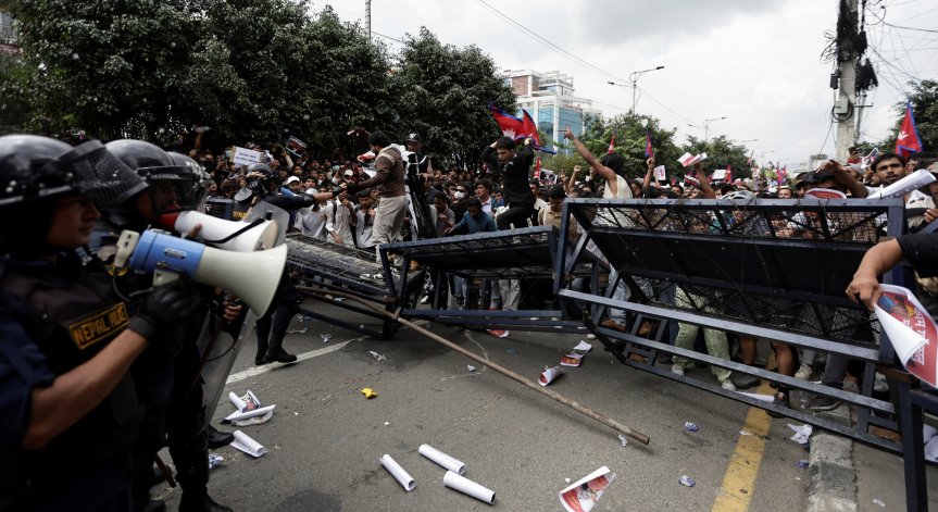 Кръв по улиците на Катманду.