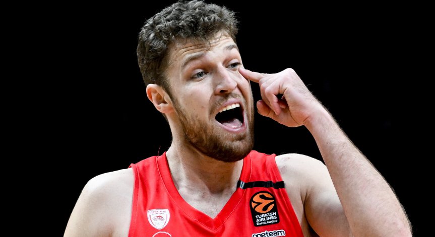 Александър Везенков игра на обичайното си високо ниво.