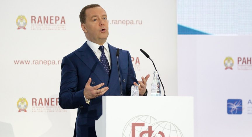 Медведев заплаши с Трета световна война: Земята под краката на Запада ще гори