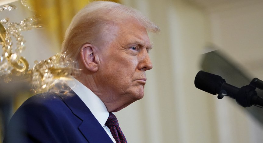 Републиканецът започна мащабна промяна на правителството.