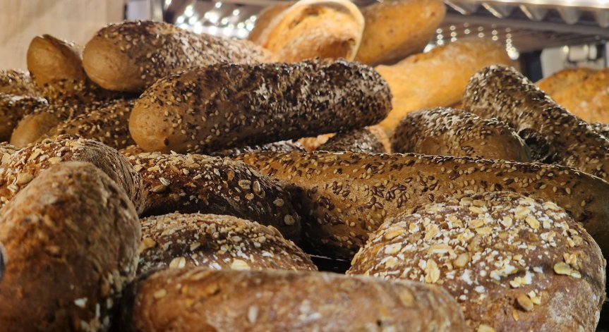 Търговски вериги искат от Радев да наложи вето на надценките при хляба