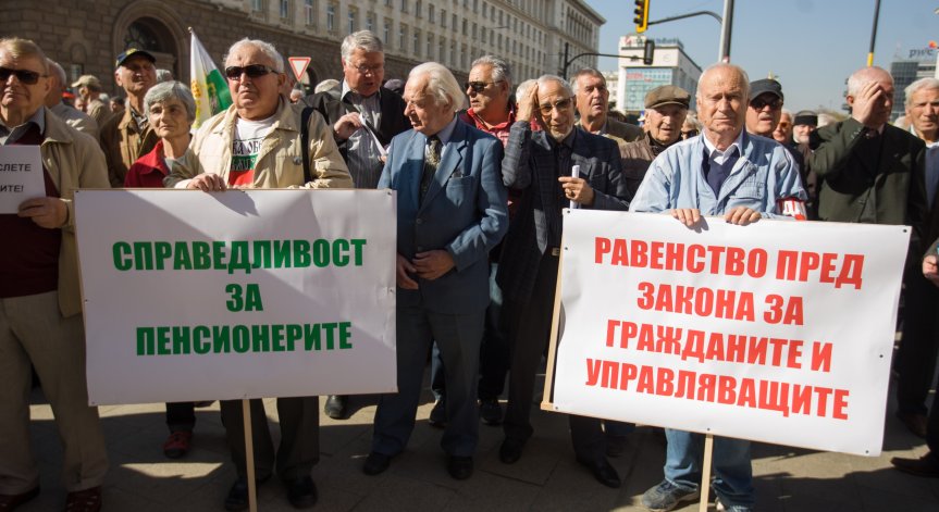 Минималната пенсия от 1 юли ще стане 609,60 лв., а не 630 лева.