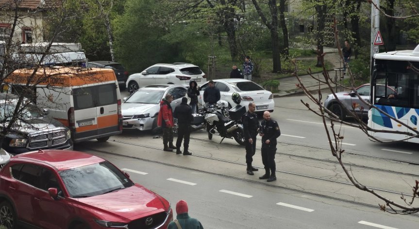 Движението в района е блокирано. 