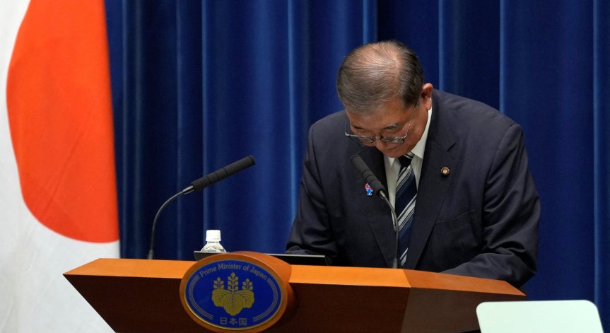 Изчакал е с решението си, докато приключат окончателно преговорите за търговско споразумение със САЩ.