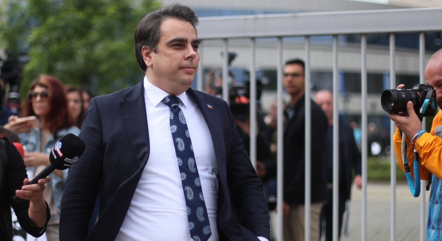 Заплати и пенсии с 11% нагоре? Бюджет 2024 влиза за второ четене в НС