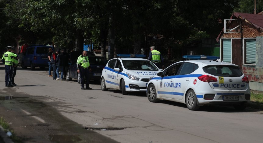 В районите има засилено полицейско присъствие.