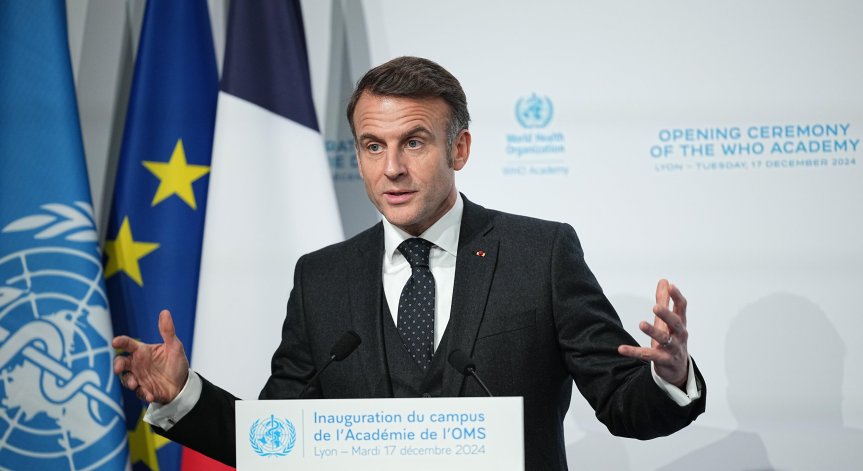 Включването на двама бивши премиери показва желанието на Макрон за правителство с голяма тежест.