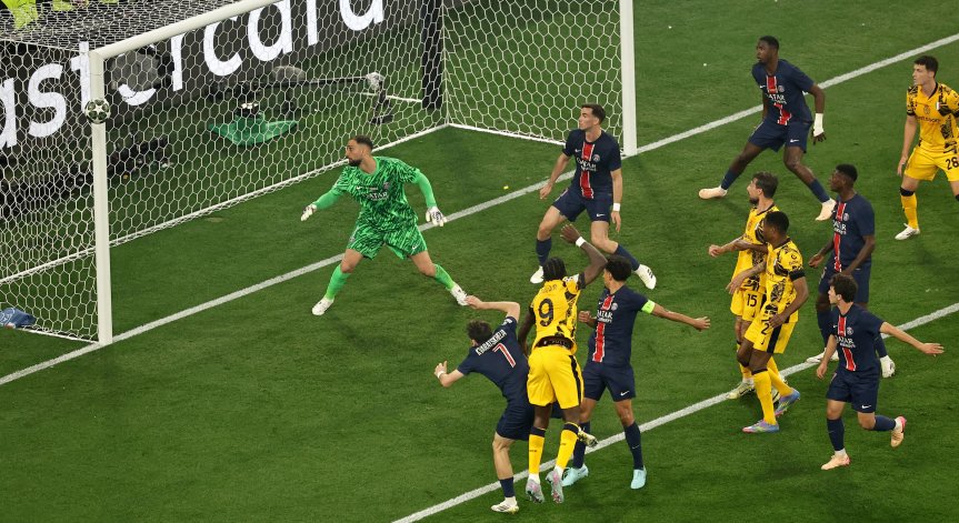 УЕФА глоби солено ПСЖ заради поведението на феновете