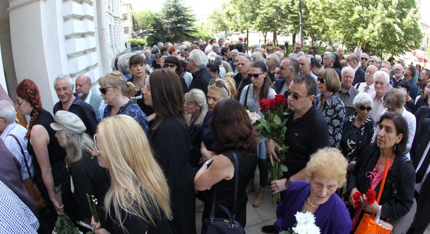 Дълбок поклон: Стотици се сбогуваха с големия Светлин Русев!