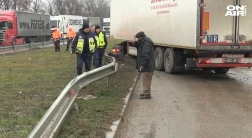 Турски ТИР катастрофира край Дунав мост, блокира пътя, но нямаше кой да го махне