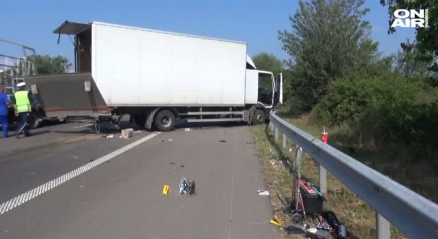 Катастрофа между лек автомобил и камион на АМ 