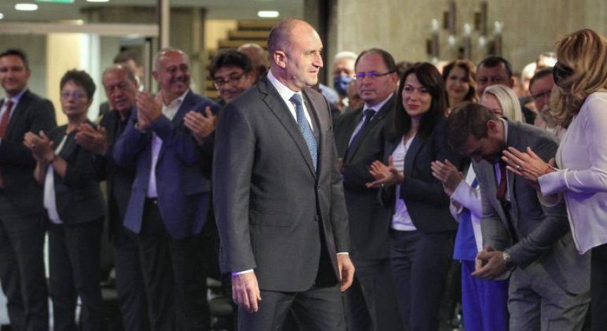 Радев настоява: Службите ни да не оставят неразкрити 