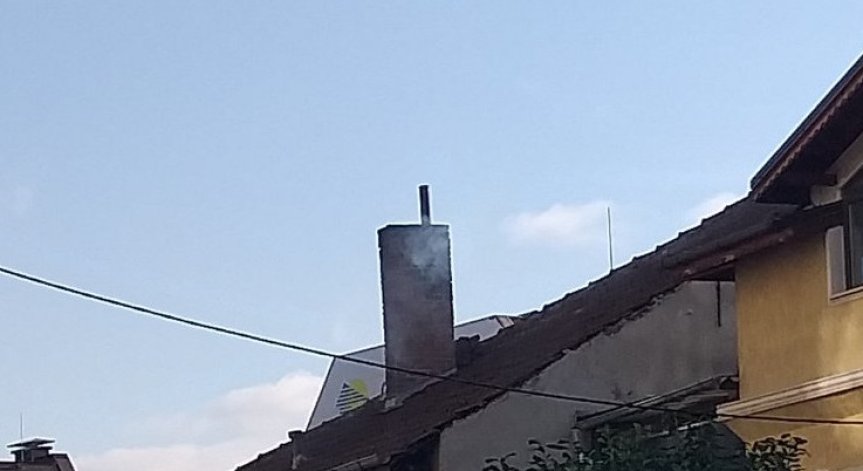 HelpBook: Комин на столична къща непрестанно бълва черен дим