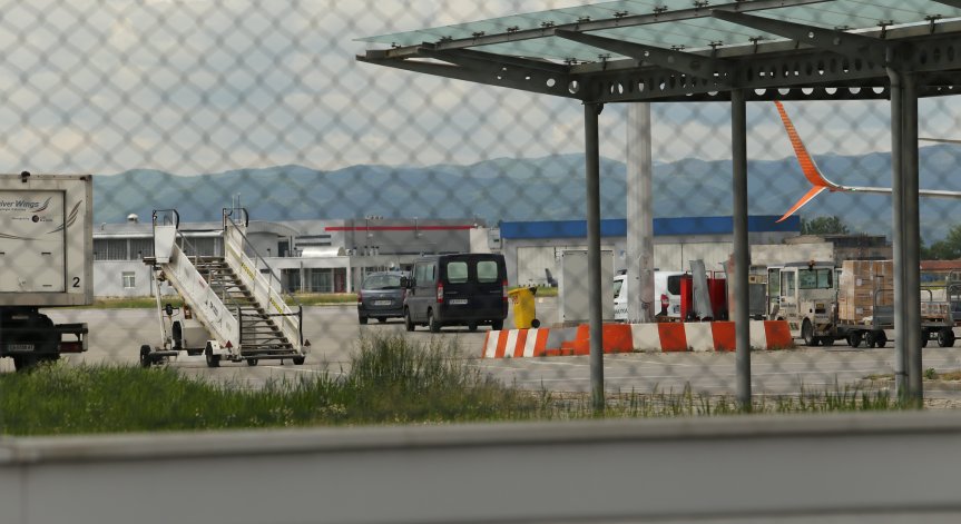 Техническа неизправност наложила аварийното кацане на самолета в София