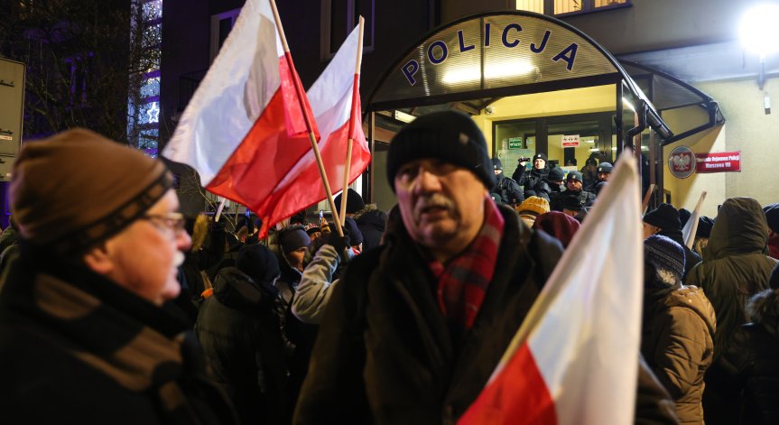Арести, протести и заплахи - политическото напрежение в Полша ескалира