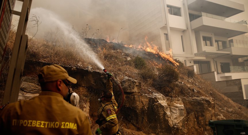 Десетки пожари в Гърция за денонощието, евакуираха хора от хотел и манастир