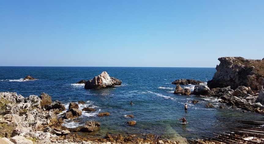 Откриха труп на мъж в морето във Варна, по тялото има порезни рани