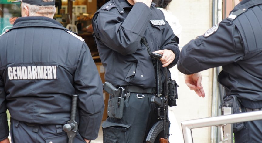 Полицаи с пушки и автомати ще патрулират в градовете, разпореди Калин Стоянов