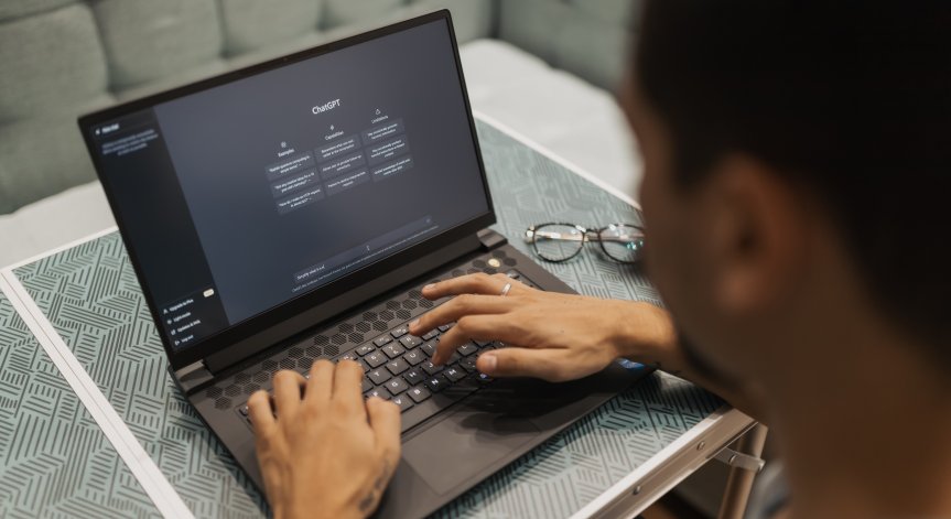 Новият чатбот на Google говори български, но греши за Борисов и Денков