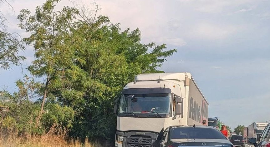 Катастрофа между кола и ТИР блокира Е-79 край Кресна в посока Гърция