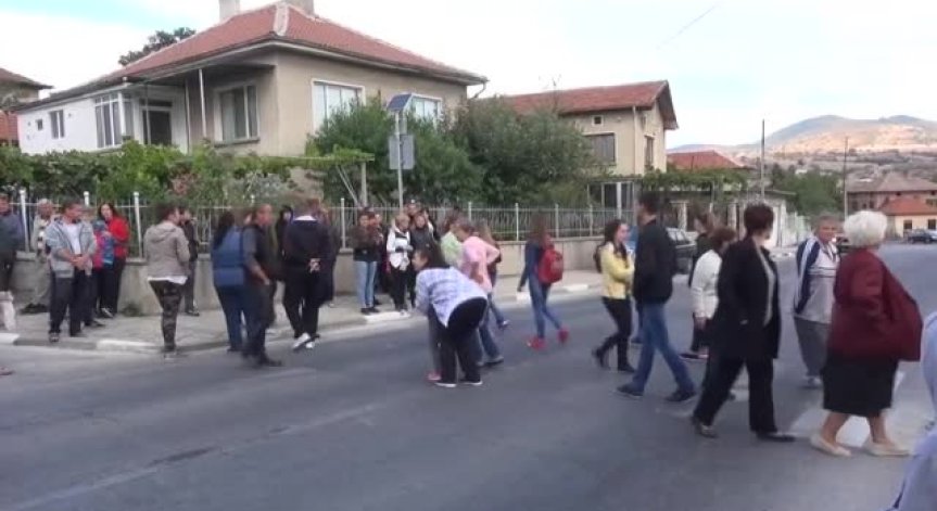 Месец безводие: Жители на Попинци блокираха главен път