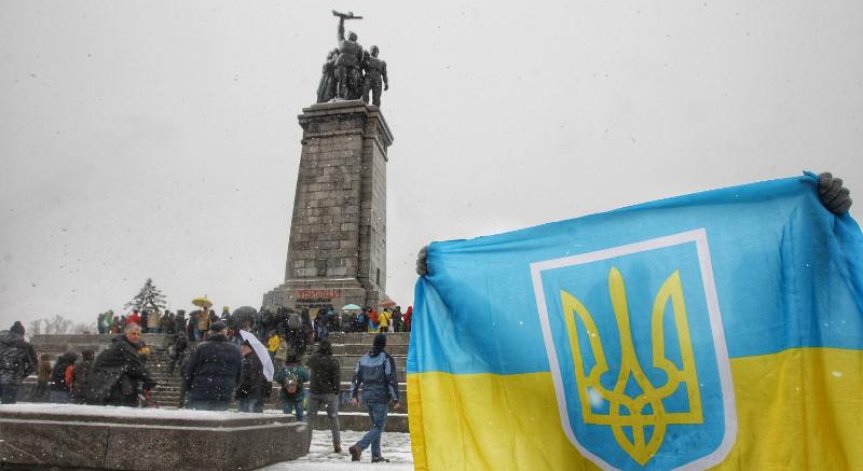 Захарова: България да защити съветските паметници от вандализъм