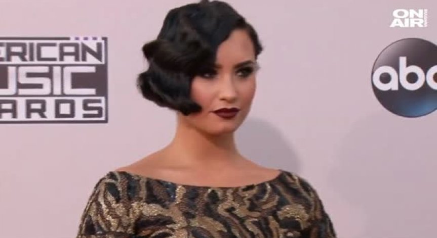 След свръхдоза: Попзвездата Деми Ловато беше приета в болница