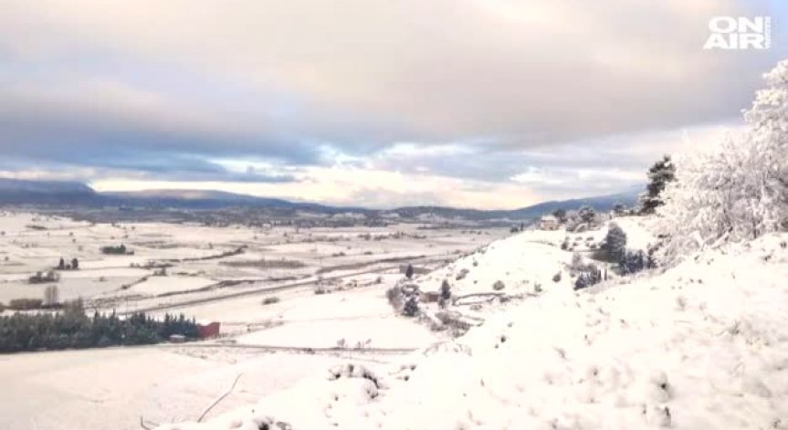 Гърция в капана на зимата, десетки пътища остават блокирани