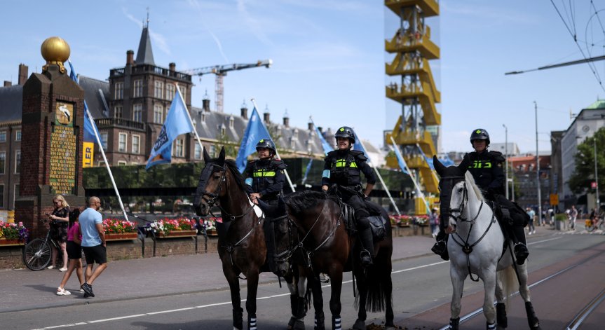 В същото време протести срещу НАТО в Хага прехвърлиха фокуса върху Иран.