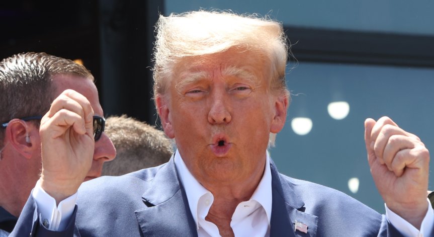 Тръмп: Дали да не избягам в Русия при Путин и да живея в дворец със златен купол?