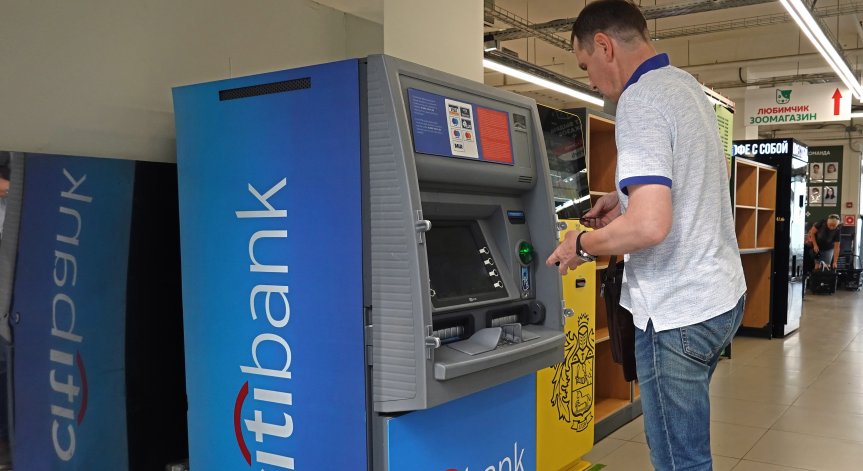 Заради мобилизацията руснаците изтеглиха спестяванията си, нужен им е кеш, за да заминат