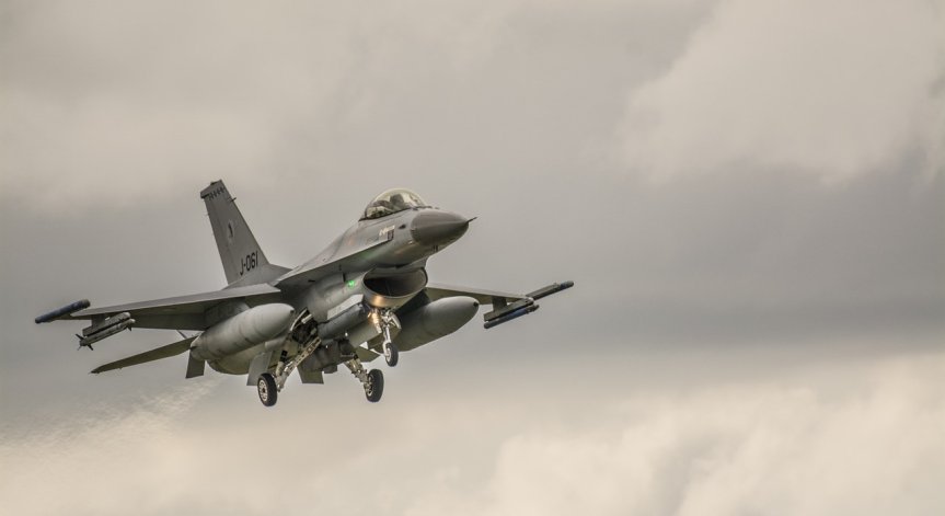 НАТО с нов план: Украински пилоти на F-16 може да се обучават в Румъния