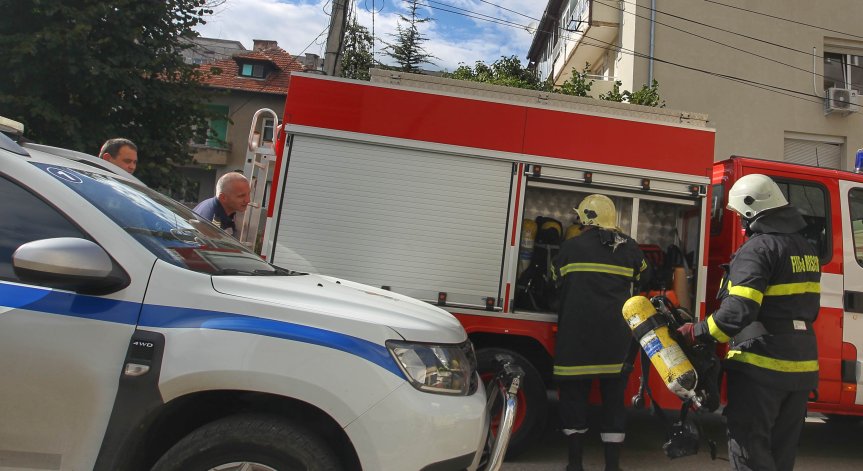 Огън гори в промишлена зона във Варна, обхванал е няколко обекта
