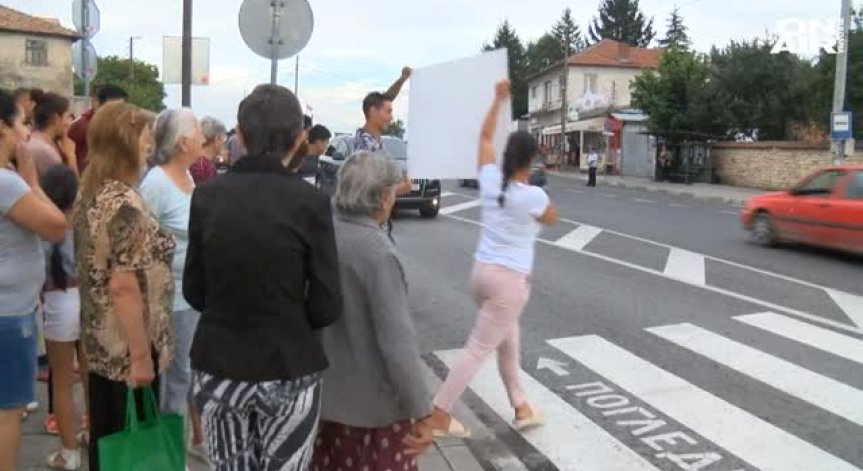 Жители на великотърновско село на протест: Искат поставяне на светофарна уредба