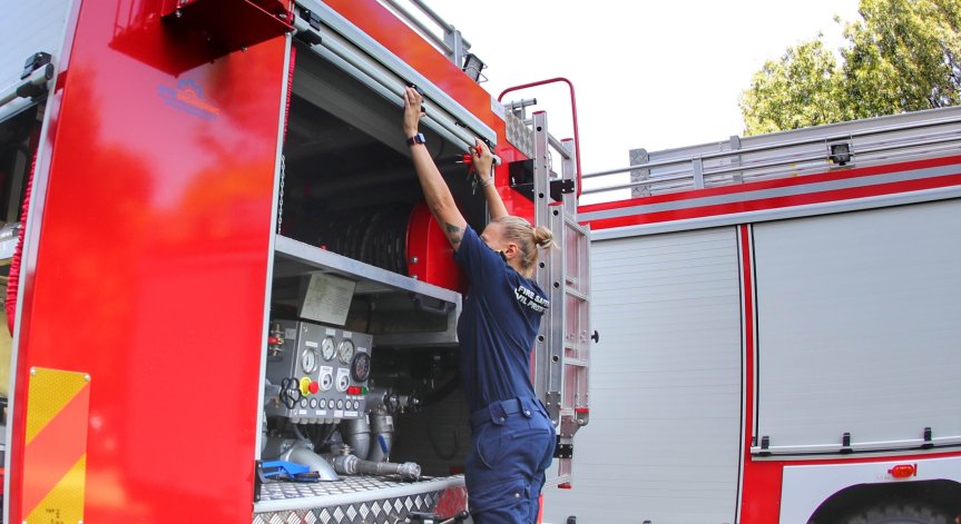 Голям пожар край Ямбол: Над 100 декара гора и храсти горят на Бакаджика