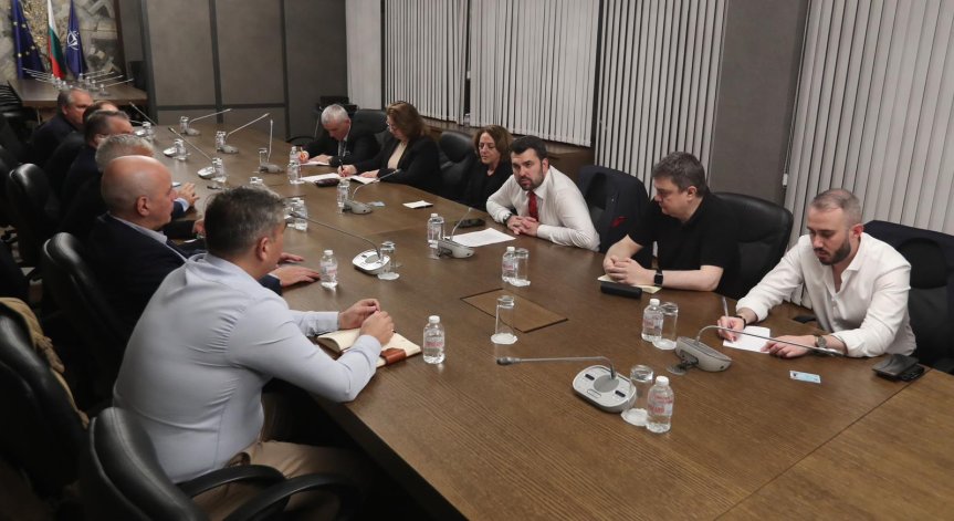 Външно министерство работи по план за реакция при евентуална ескалация.