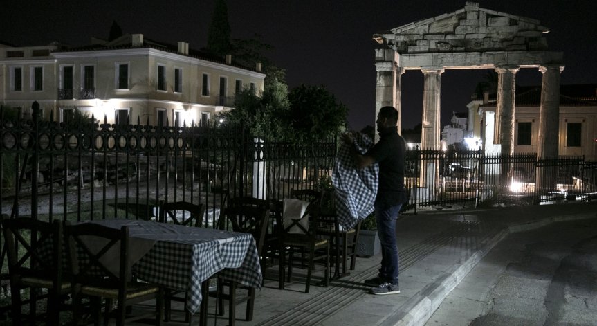 Хотели в Гърция затварят през август, туристите от чужбина със 76% по-малко