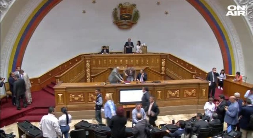 Парламентът във Венецуела блокира предложения на Мадуро