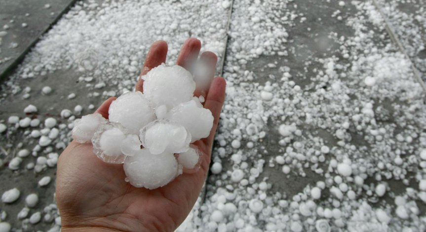 Силна буря с градушка и гръмотевици връхлетя Кюстендилско