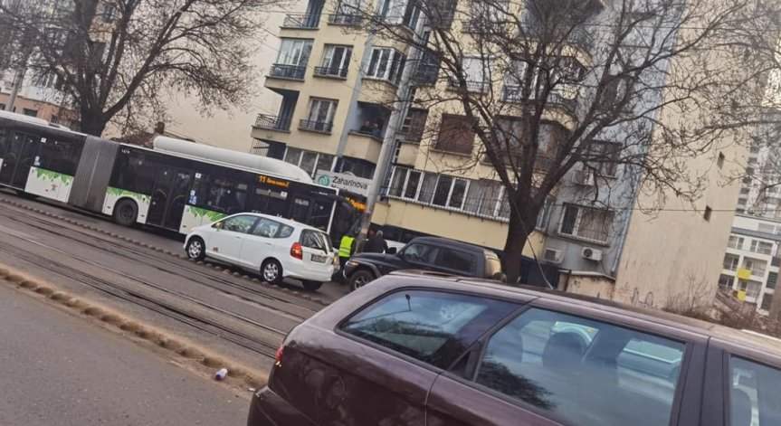 Автобус на градския транспорт се заби в стълб на столичен булевард