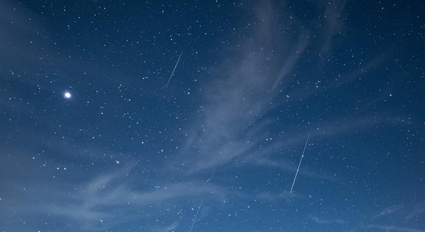 Любителите на астрономията вече си разменят съвети относно най-добрия начин да наблюдават всичко.