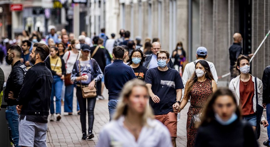 Нидерландия връща задължителните маски