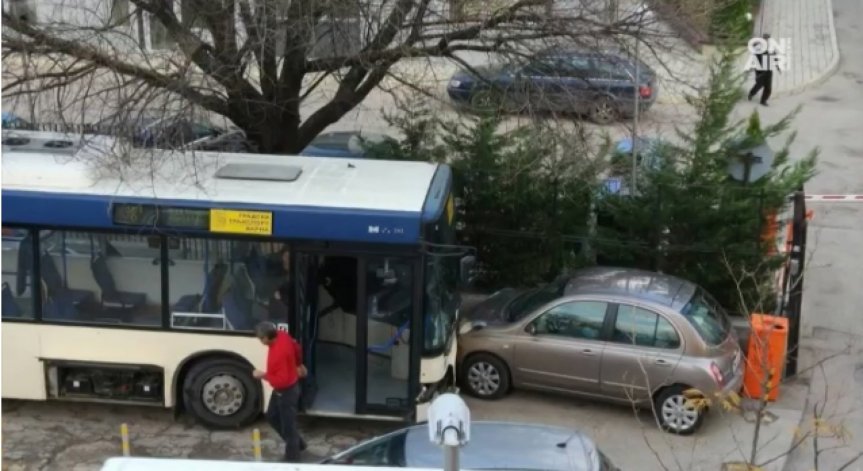 Автобус без шофьор помля 4 коли във Варна