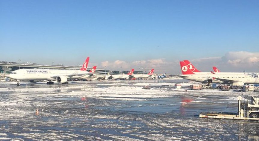 Сняг парализира летищата в Истанбул