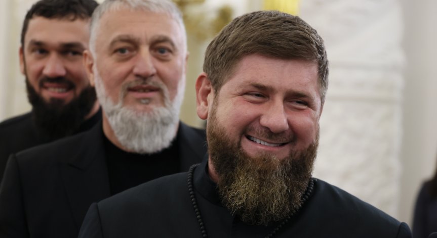 Синът на Кадиров преби затворник, изгорил корана. Баща му: Горд съм