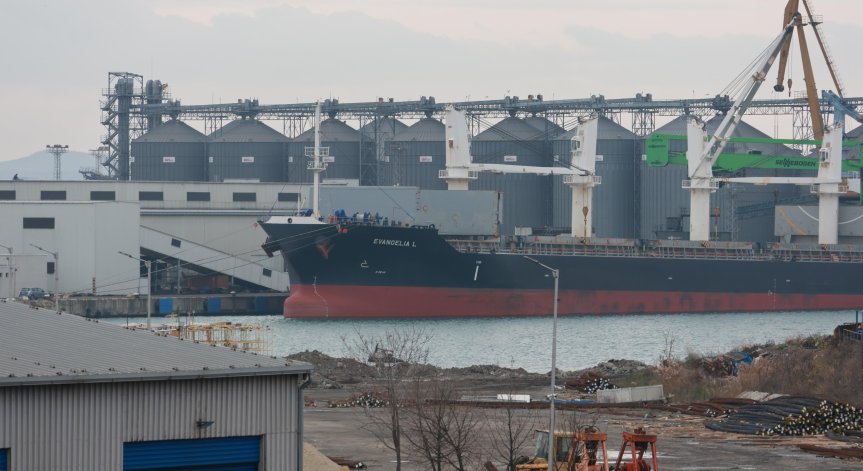 Задържан е екипажът на кораба.