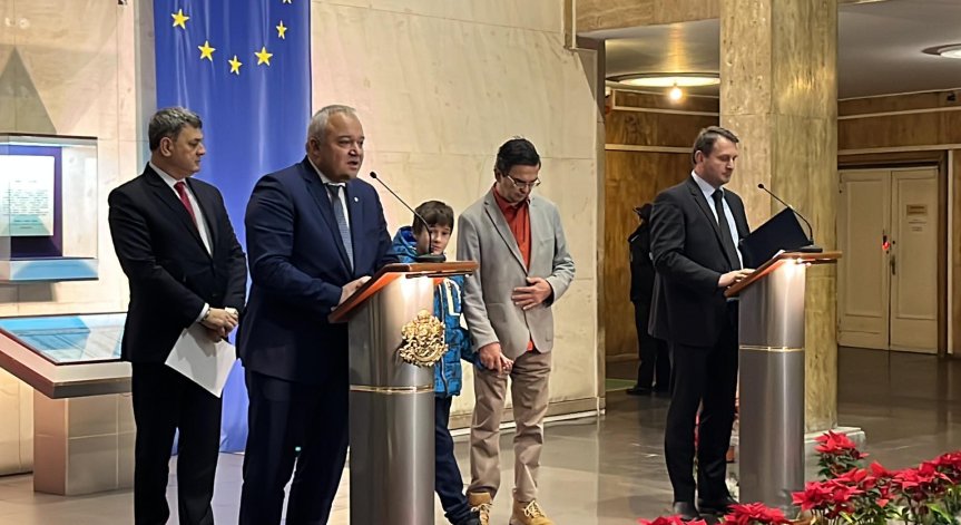 11-годишният Александър аплодира в МВР полицаи и доброволци от спасителната акция