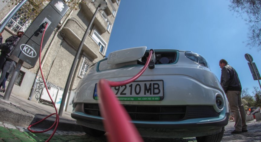 Зарядна за електромобили вече и в близост до сградата на общината